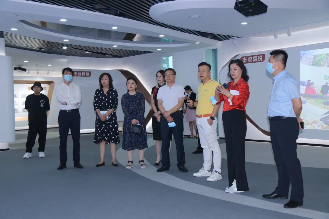 哈尔滨市政府常务副市长郑大泉一行莅临丰农控股