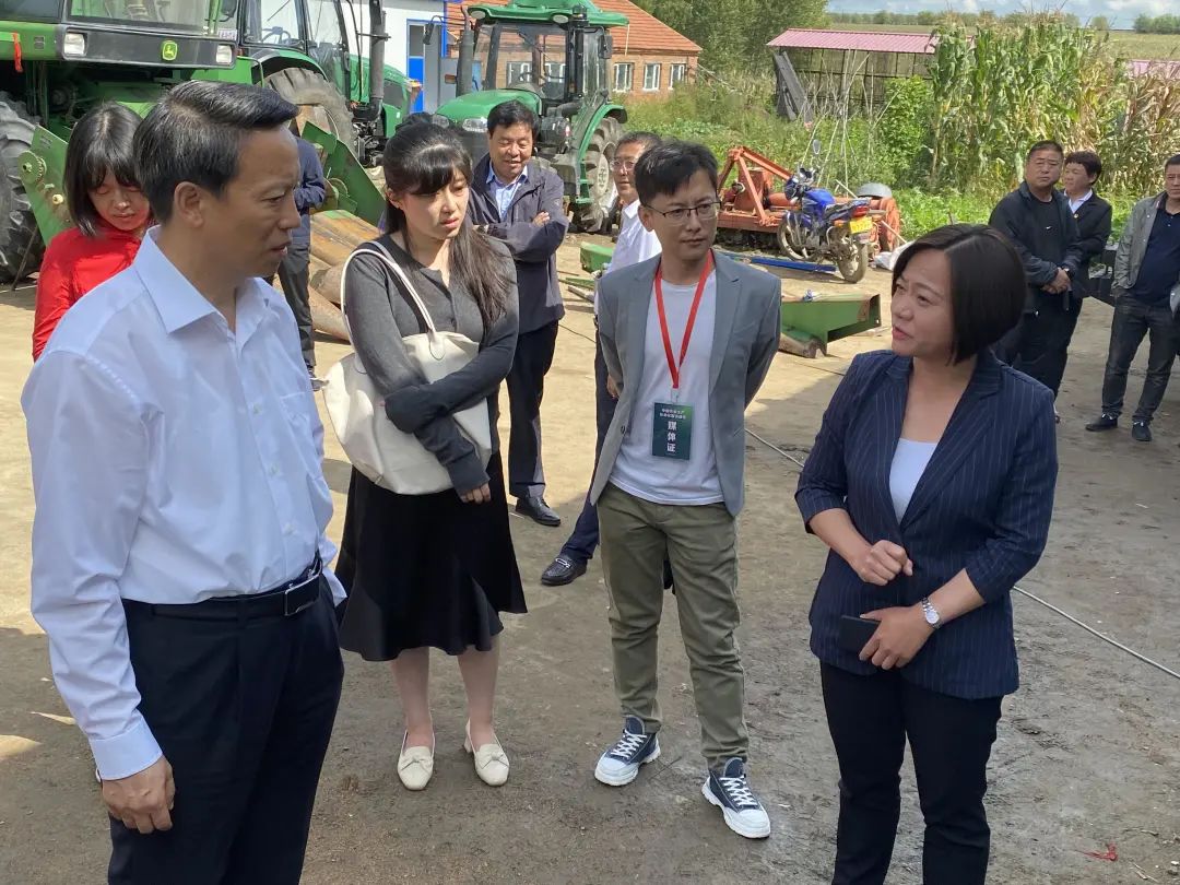 农业农村部总畜牧师、农村合作经济指导司司长张天佐一行调研丰满仓托管农田