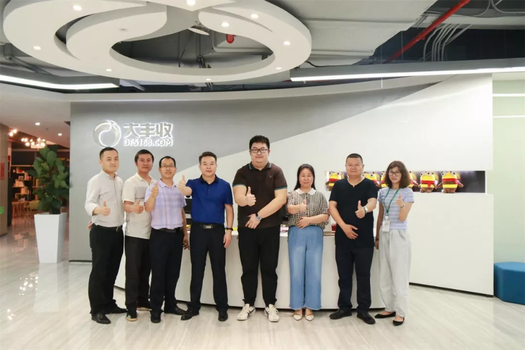 农业科技报社副社长贺辉莅临大丰收，双方深化合作