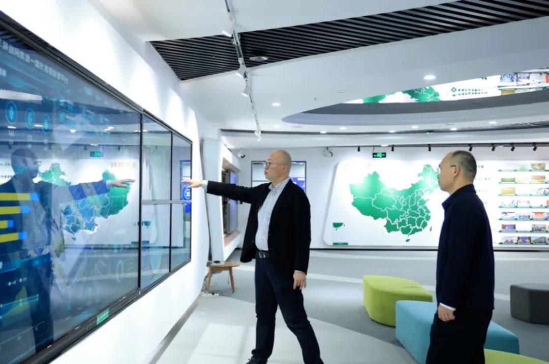 寻乌县委书记蓝贤林一行到访丰农控股考察交流